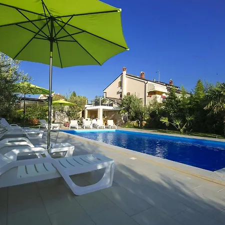 Strandnahe Livija 1 Mit Pool Und Garten Apartment Porec