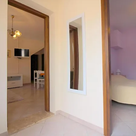 Strandnahe Livija 1 Mit Pool Und Garten Apartment