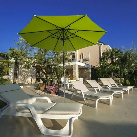Strandnahe Livija 1 Mit Pool Und Garten Apartment *