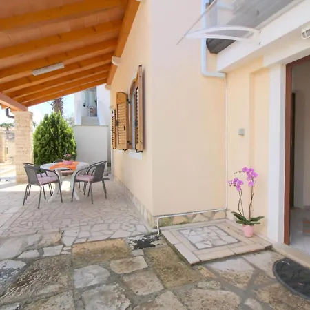 Strandnahe Livija 1 Mit Pool Und Garten Porec