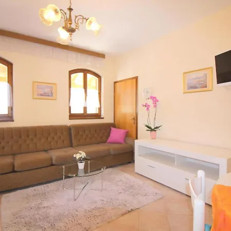 Strandnahe Livija 1 Mit Pool Und Garten Apartment