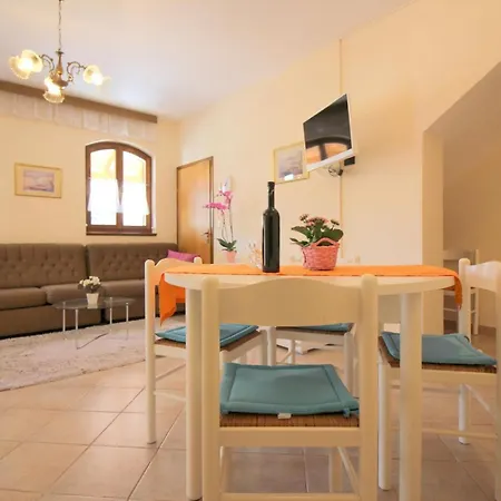 Strandnahe Livija 1 Mit Pool Und Garten Apartment