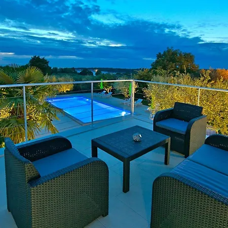 Strandnahe Livija 1 Mit Pool Und Garten Porec