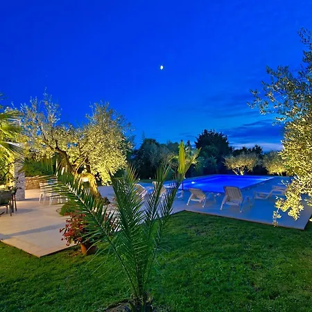 Strandnahe Livija 1 Mit Pool Und Garten Apartment Porec