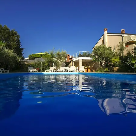 Strandnahe Livija 1 Mit Pool Und Garten Porec