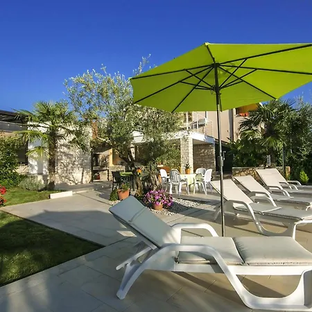 Strandnahe Livija 1 Mit Pool Und Garten Apartment